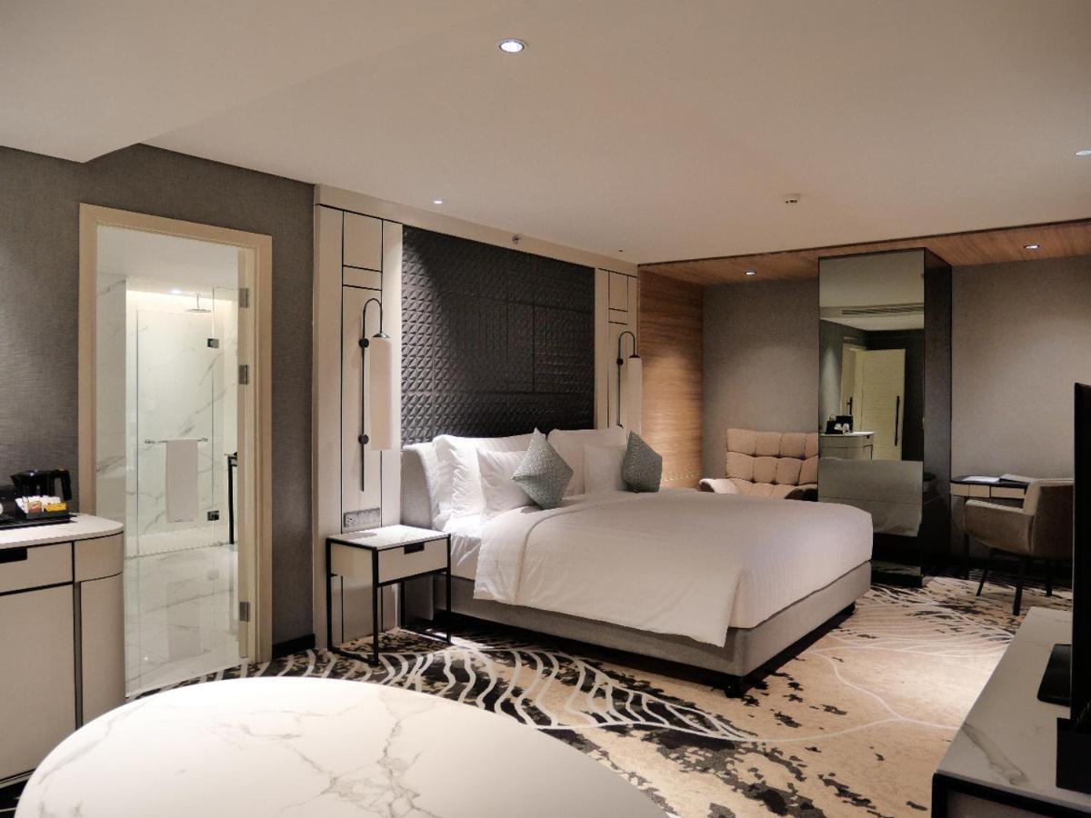 Movenpick Surabaya City Esterno foto