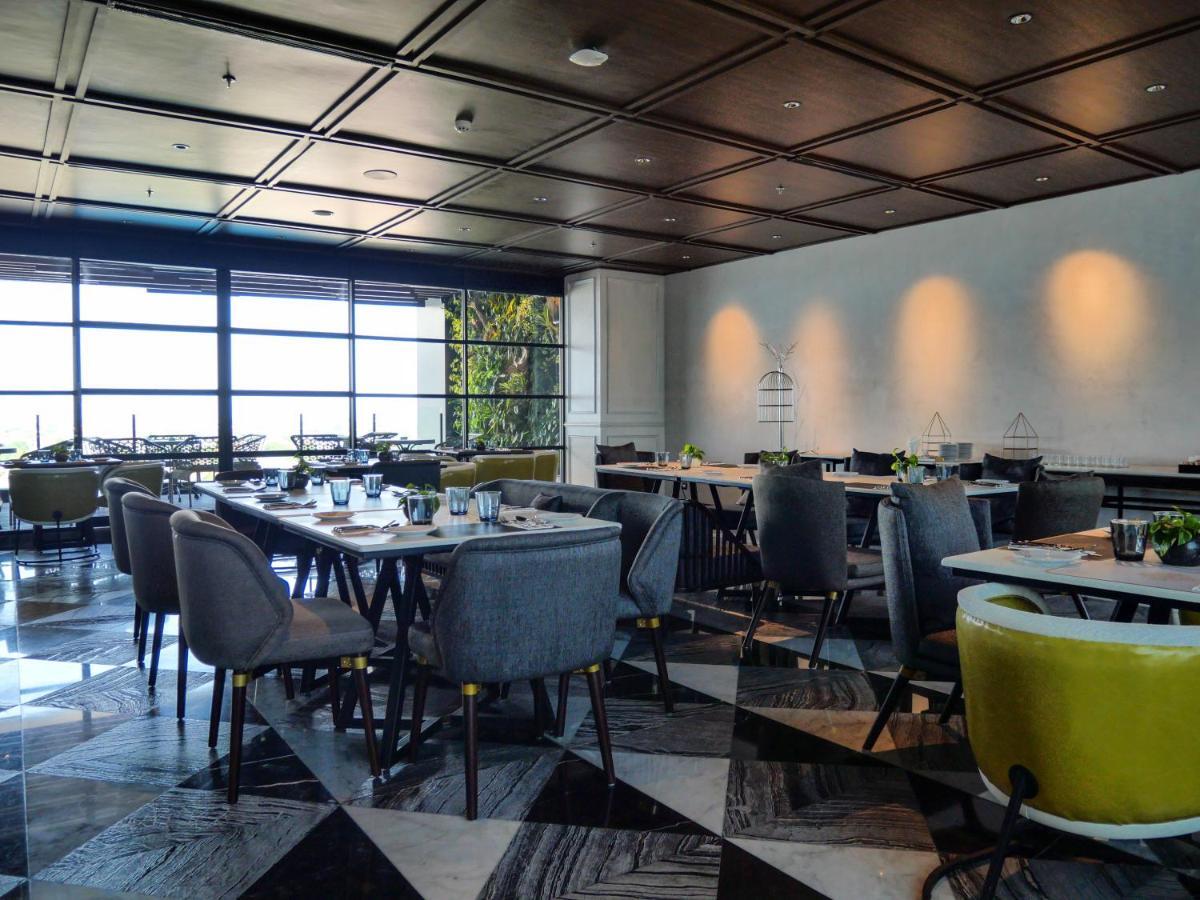 Movenpick Surabaya City Esterno foto