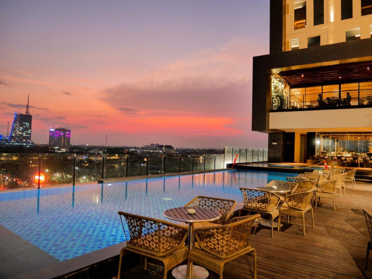 Movenpick Surabaya City Esterno foto